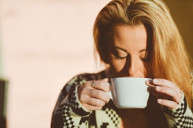 Mujer disfrutando de un café