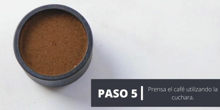 Cómo hacer café en cafetera portátil NANOPRESSO Wacaco - Paso 5