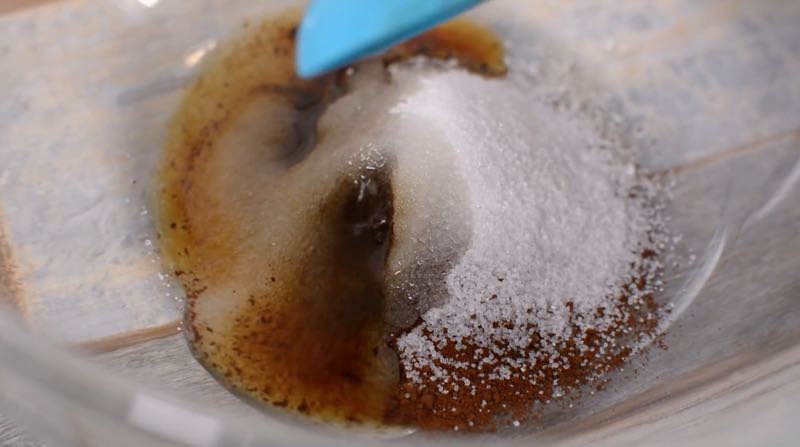 Paso 1 - Mezclar cafe azúcar y agua